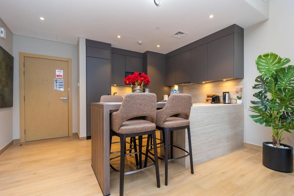 Kitchen or kitchenette, Dining area
