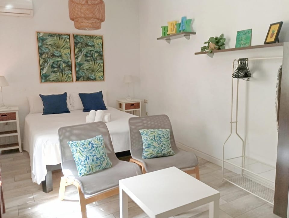 Living room, Seating area, air conditioner