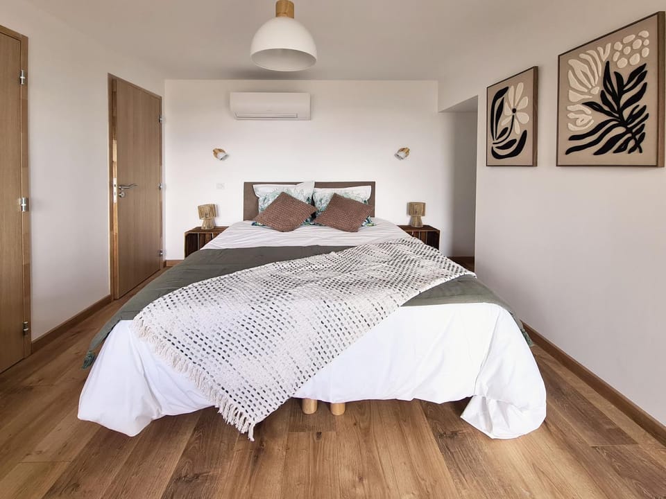 Bed, Photo of the whole room, Bedroom, air conditioner