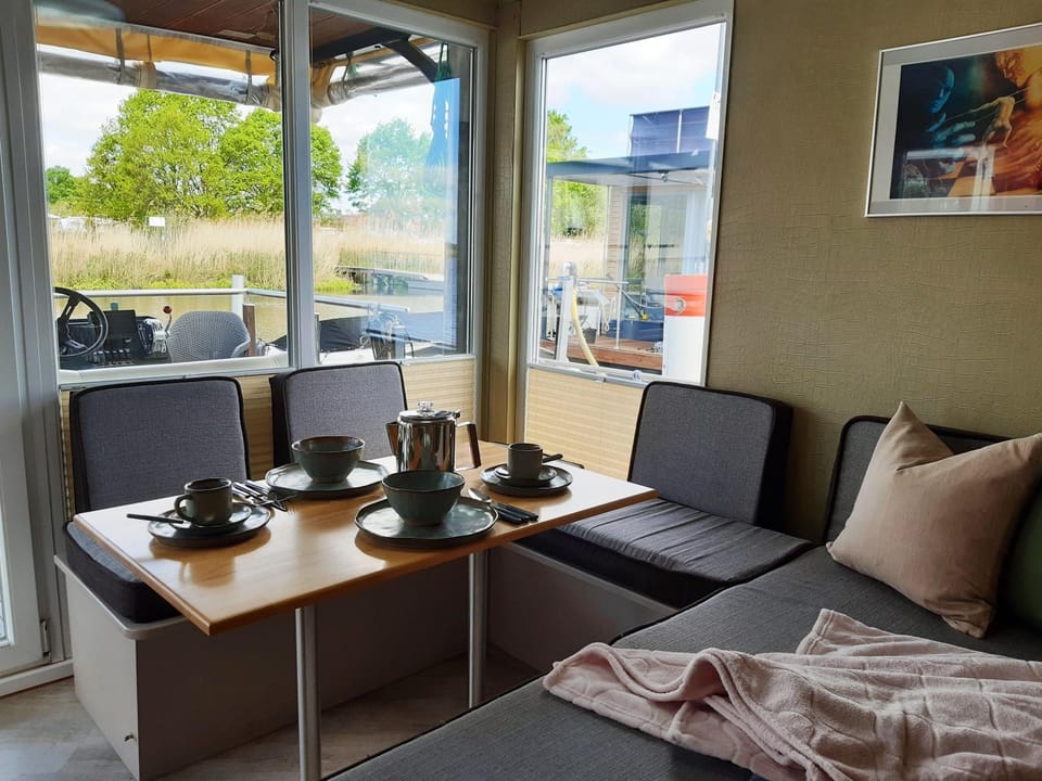 Traumhaus-auf-dem-Wasser-Modernisiertes-Hausboot-13-x-4-m House in Brandenburg