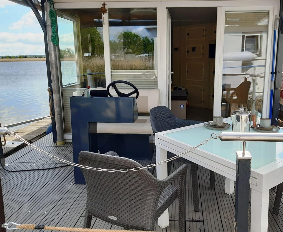 Traumhaus-auf-dem-Wasser-Modernisiertes-Hausboot-13-x-4-m House in Brandenburg