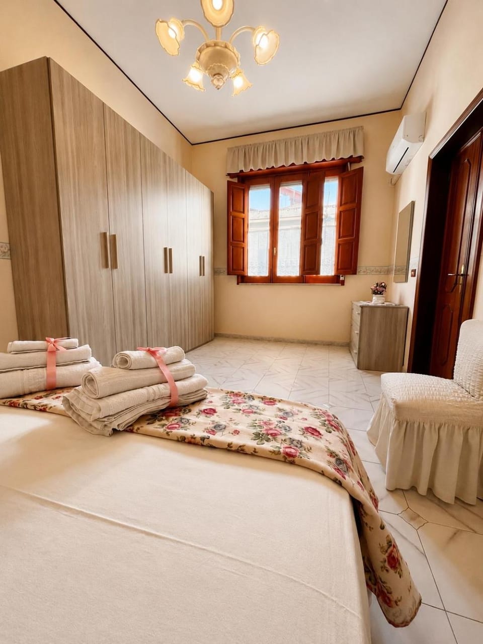 Bed, Photo of the whole room, Bedroom, towels, wardrobe, air conditioner