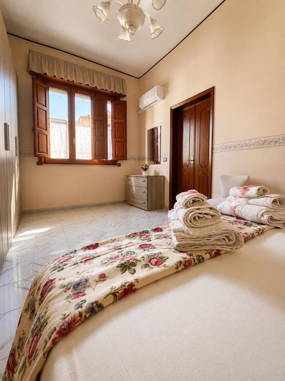Bed, Photo of the whole room, Bedroom, towels, wardrobe