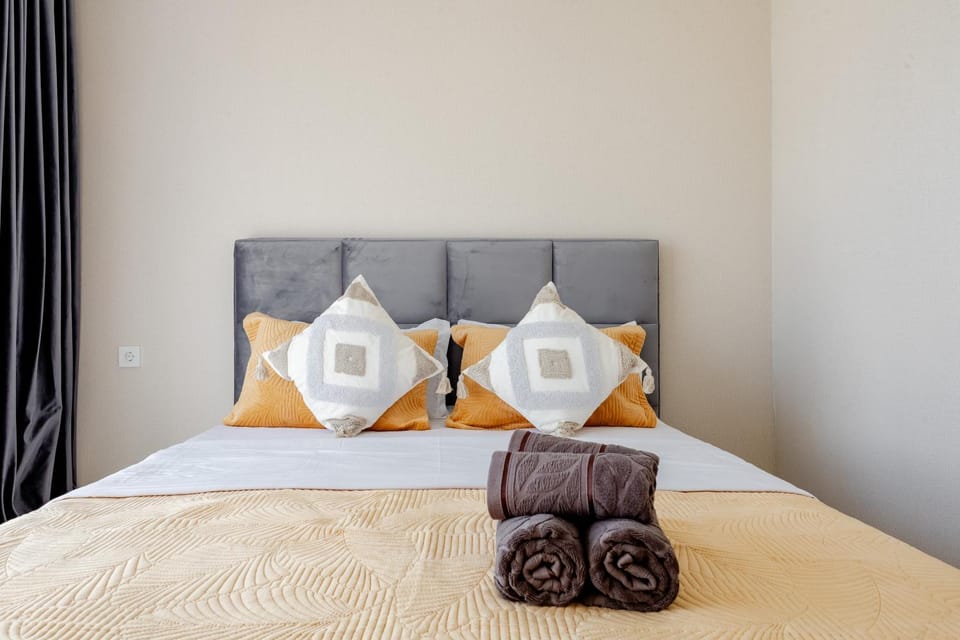Bed, Photo of the whole room, Bedroom, towels