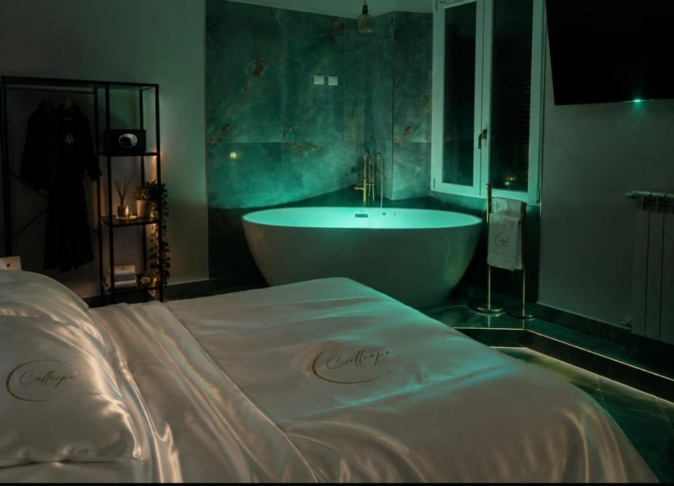 Hot Tub, Bedroom