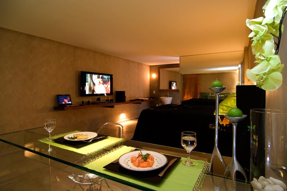 TV and multimedia, Photo of the whole room, Dining area, Food
