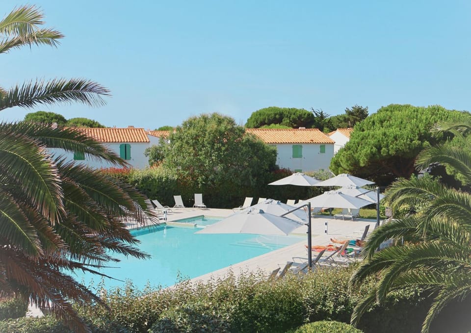 Day, Swimming pool, sunbed