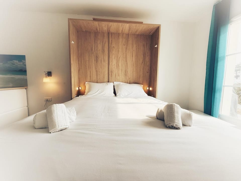 Bed, Bedroom, towels