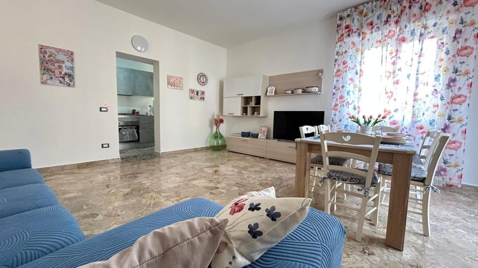 Communal lounge/ TV room, TV and multimedia, Kitchen or kitchenette, Living room, Seating area, Dining area, minibar, oven, pet friendly, stove