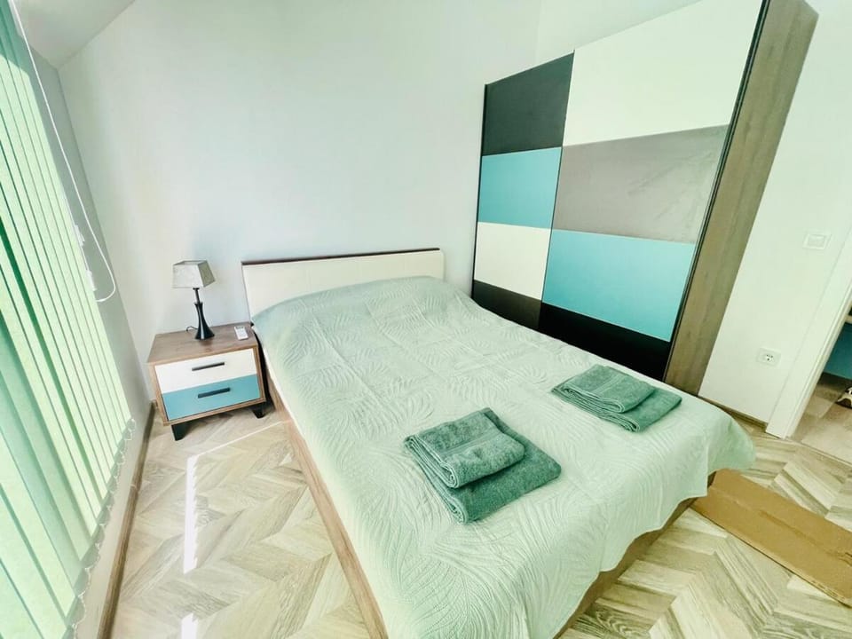 Bed, Photo of the whole room, Bedroom, internet, towels, air conditioner