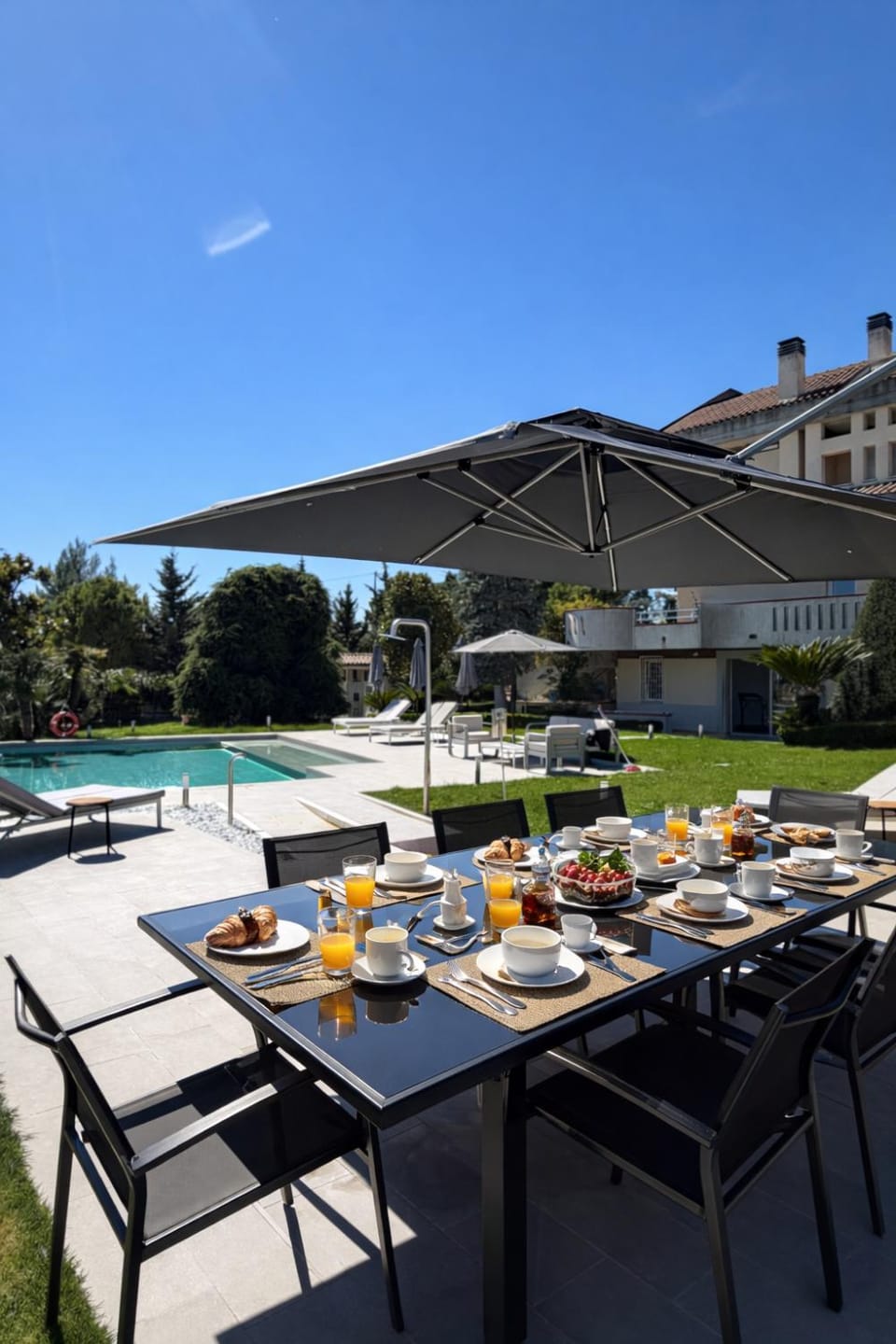 Swimming pool, Breakfast