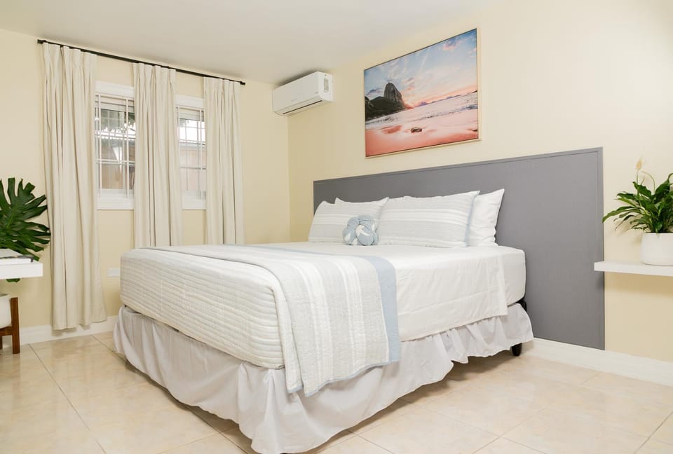 Lignum Vitae with Pool - Kingston - Budget Stay Apartment in Kingston