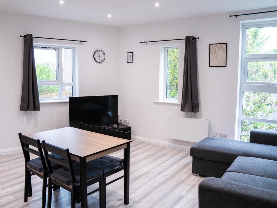 Communal lounge/ TV room, TV and multimedia, Living room, Seating area, Dining area, Evening entertainment