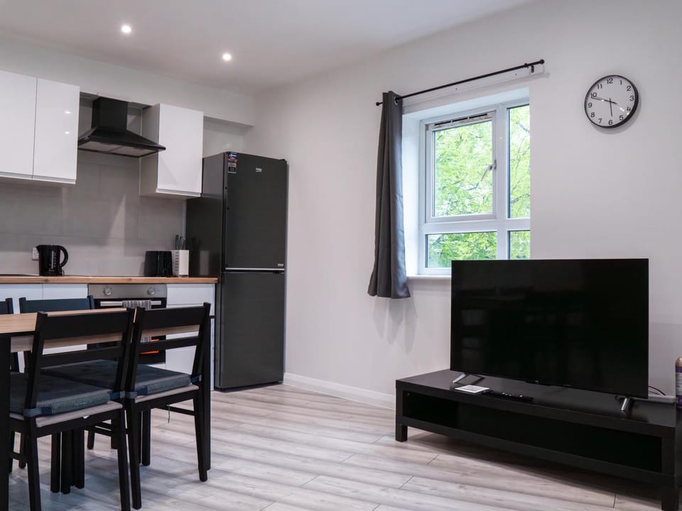 TV and multimedia, Kitchen or kitchenette, Living room, Seating area, Dining area, oven, stove