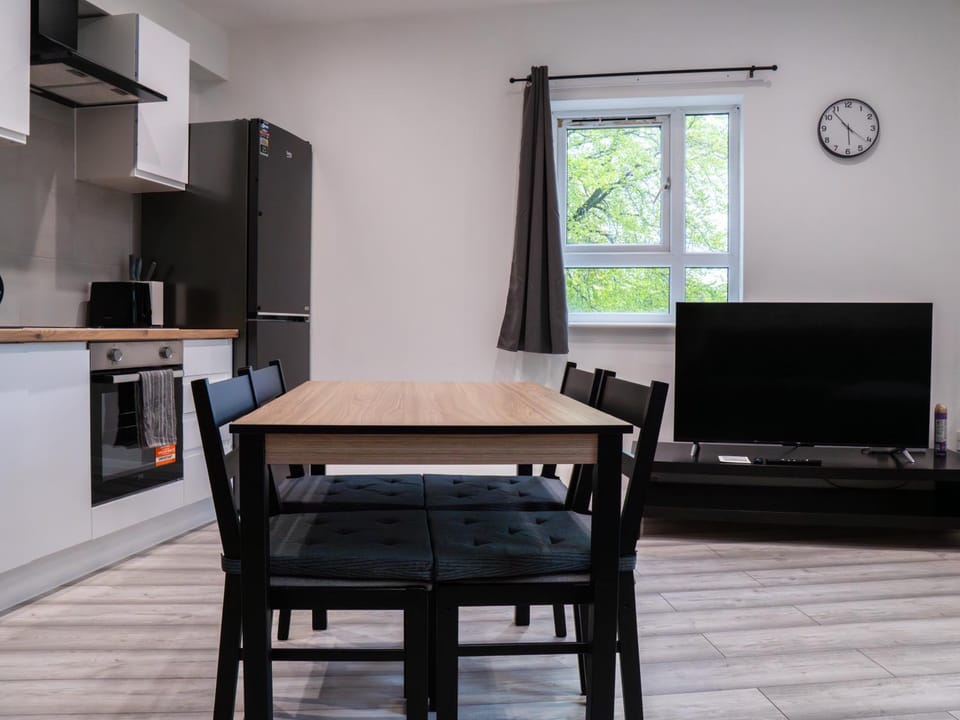 TV and multimedia, Kitchen or kitchenette, Living room, Seating area, Dining area, oven, stove