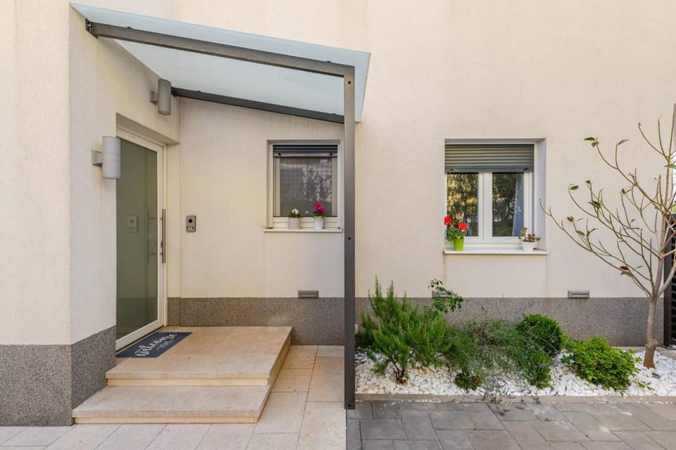 Patio, Facade/entrance