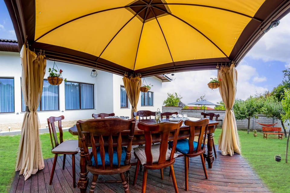 Patio, Day, Garden, Dining area, Garden view