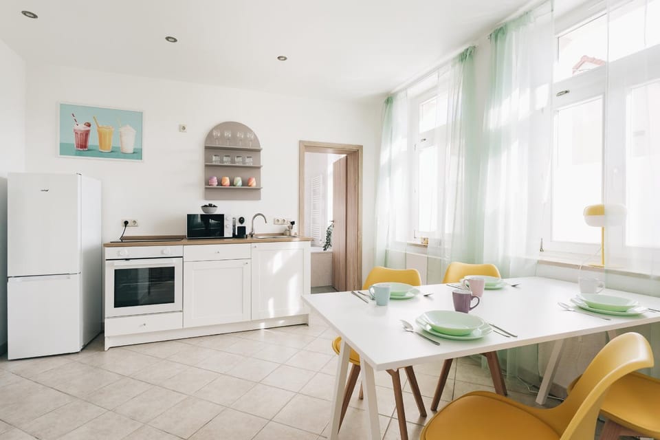 Coffee/tea facilities, Kitchen or kitchenette, Food and drinks, Photo of the whole room, Dining area, Food, oven, stove, toaster, kitchen