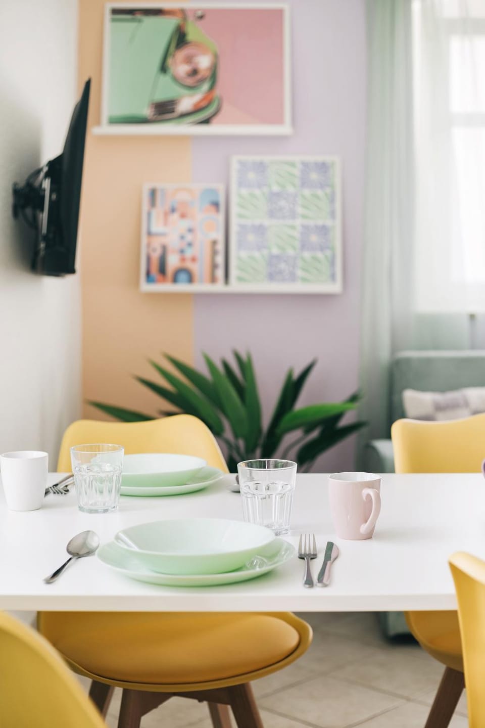 Living room, Food and drinks, Seating area, Dining area, Food