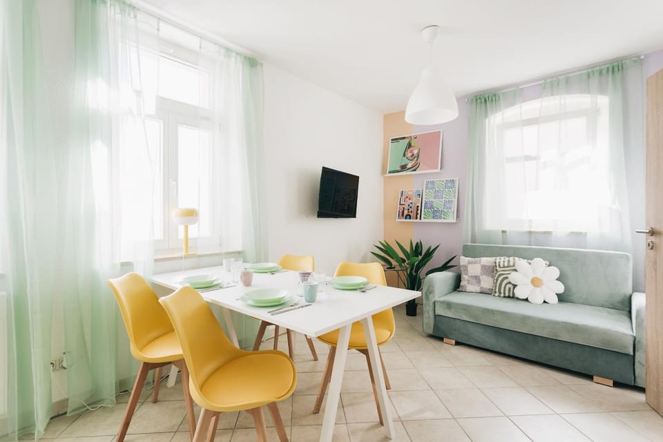 Communal lounge/ TV room, TV and multimedia, Living room, Seating area, Dining area, Evening entertainment