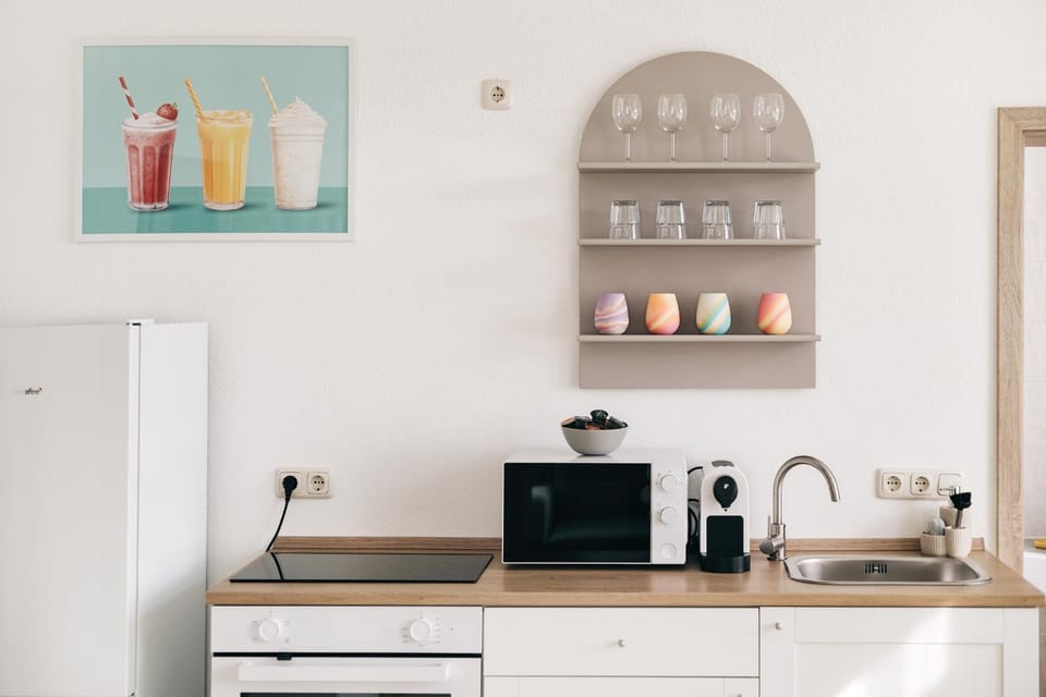Coffee/tea facilities, Kitchen or kitchenette, oven, stove, toaster
