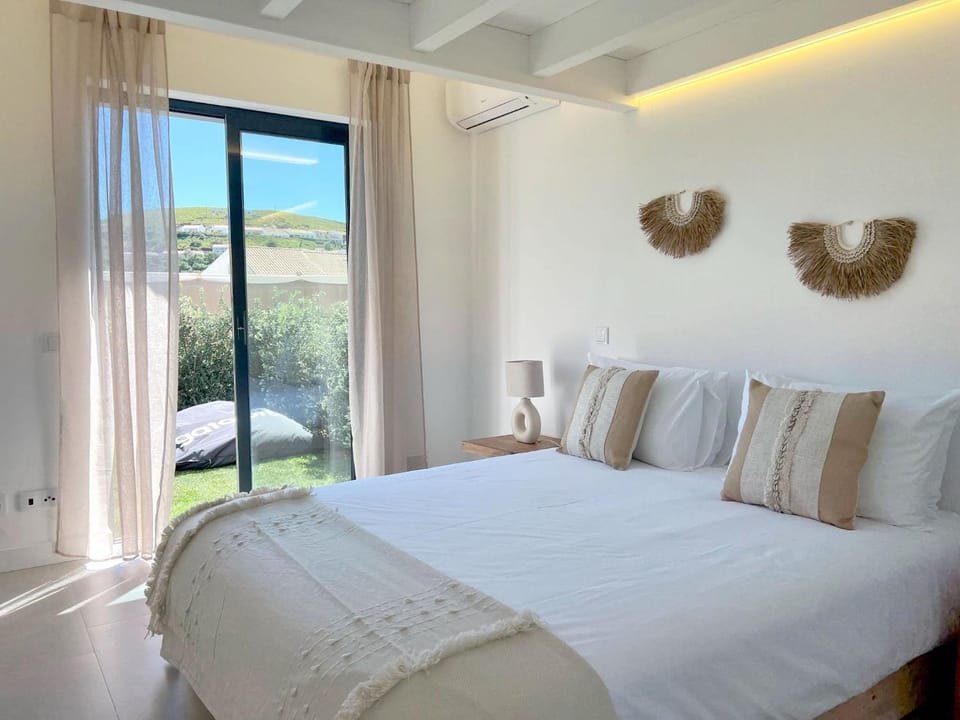 Bed, Photo of the whole room, Bedroom, air conditioner