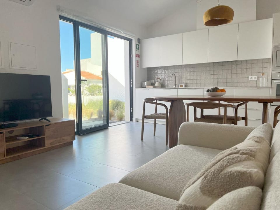 TV and multimedia, Kitchen or kitchenette, Living room, Seating area, Dining area