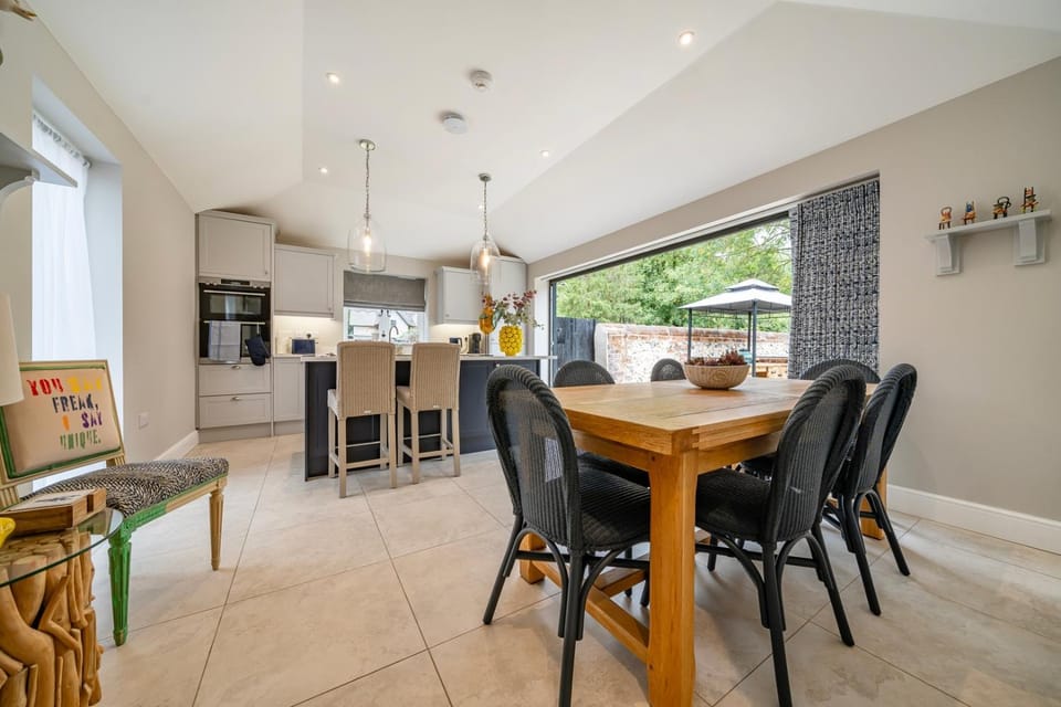 Coach House with Hot Tub in Idyllic Bury St Edmunds House in St Edmundsbury District
