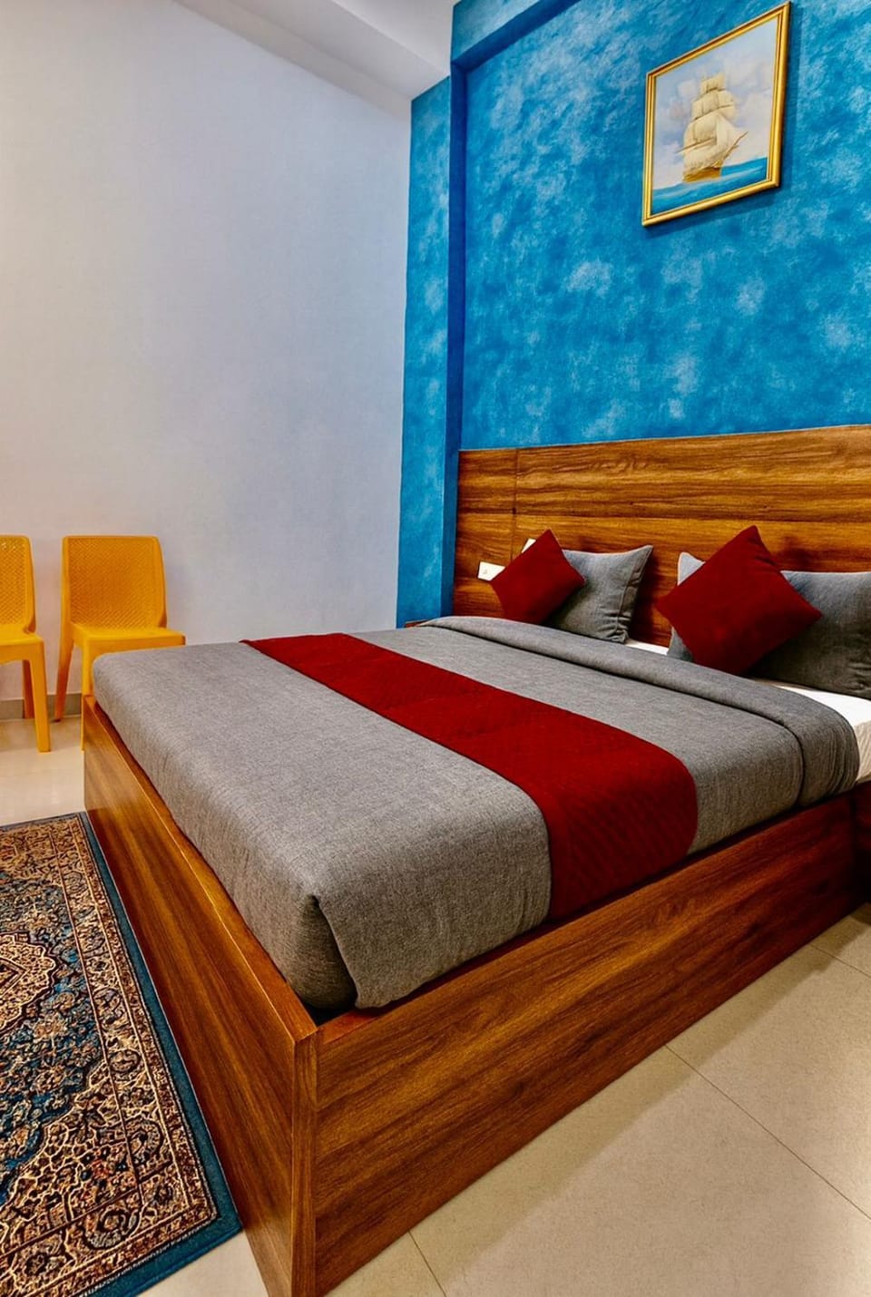 Hotel Lighthouse Luxury - Near #PremMandir Chaardham Hotel in Uttar Pradesh