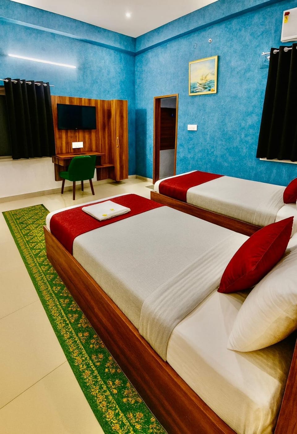 Hotel Lighthouse Luxury - Near #PremMandir Chaardham Hotel in Uttar Pradesh