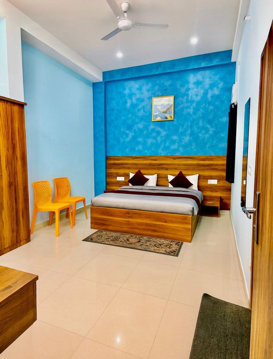 Hotel Lighthouse Luxury - Near #PremMandir Chaardham Hotel in Uttar Pradesh