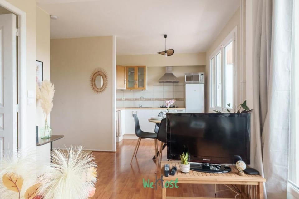 Charming quiet accommodation with balcony and parking Apartment in Dijon