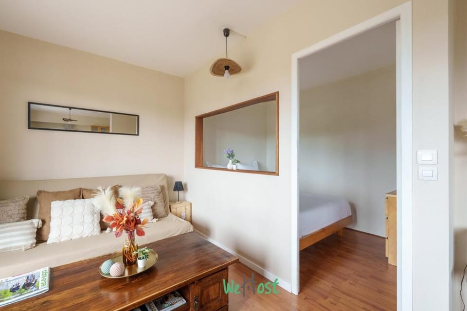 Charming quiet accommodation with balcony and parking Apartment in Dijon