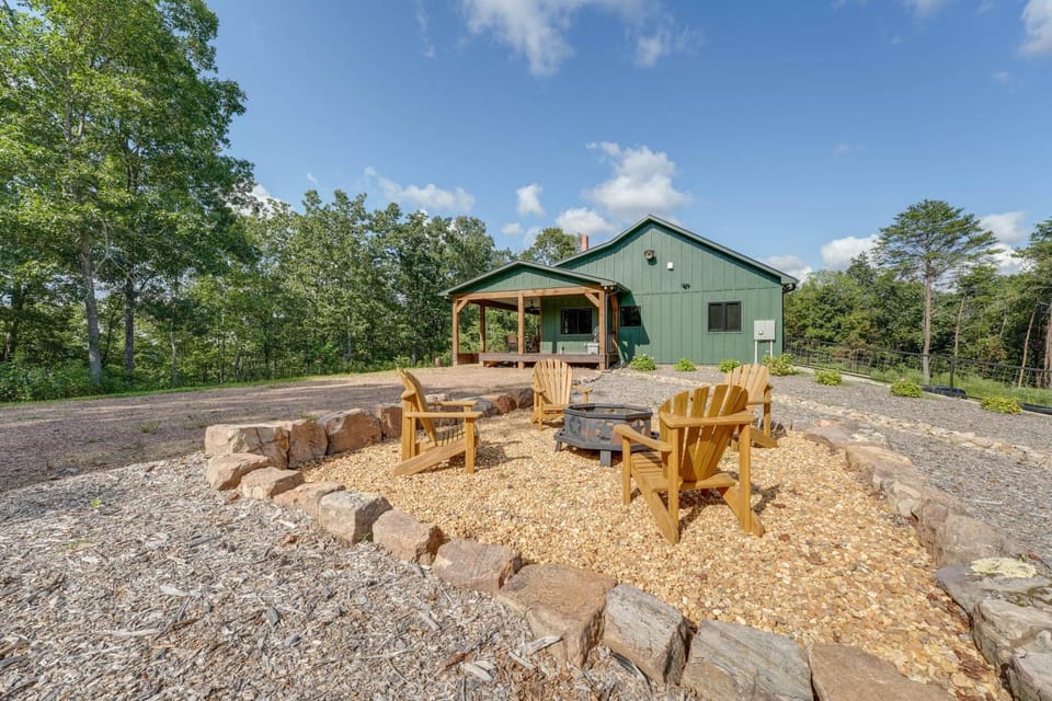 Hot Tub, Trail Access & 400 Acres on Lavender Mtn! House in Alabama