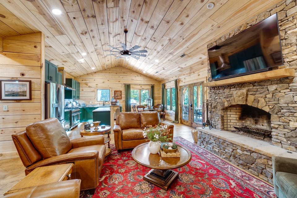 Hot Tub, Trail Access & 400 Acres on Lavender Mtn! House in Alabama