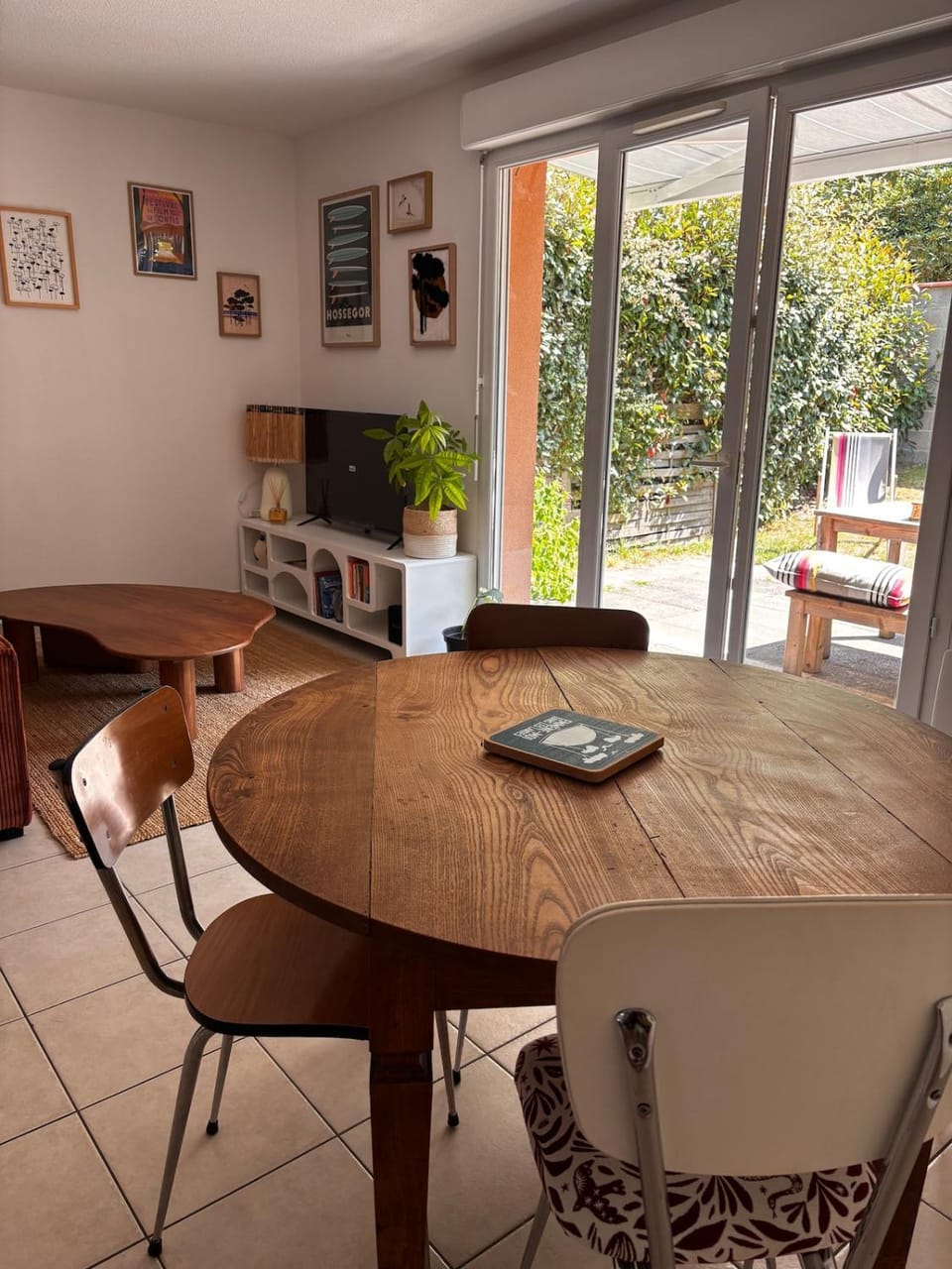 Communal lounge/ TV room, TV and multimedia, Living room, Dining area