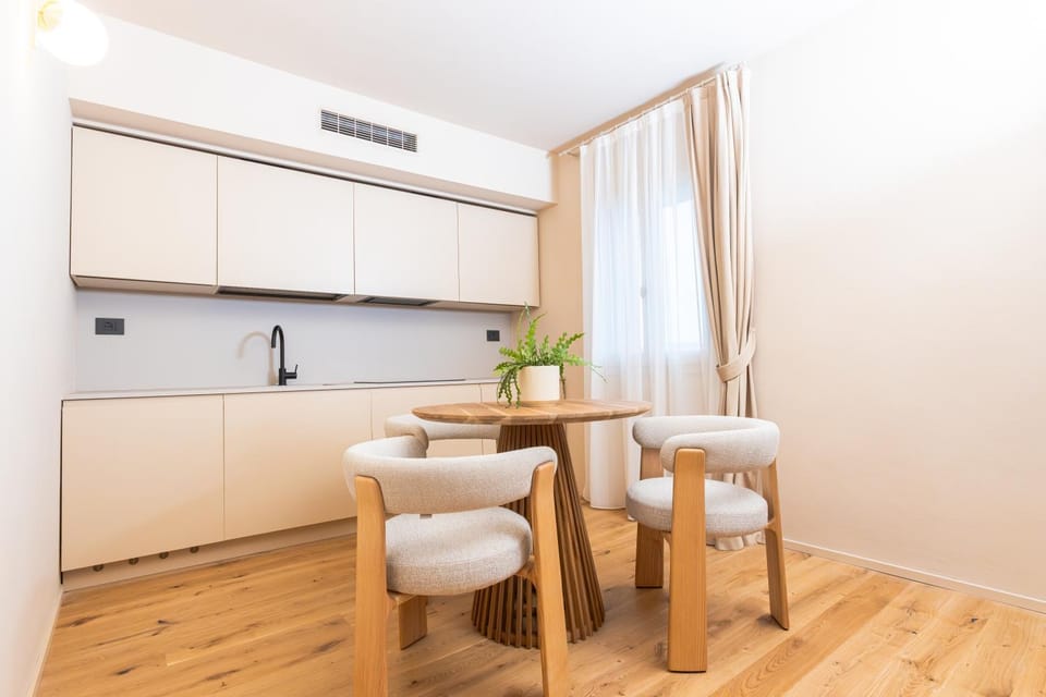 Kitchen or kitchenette, Dining area