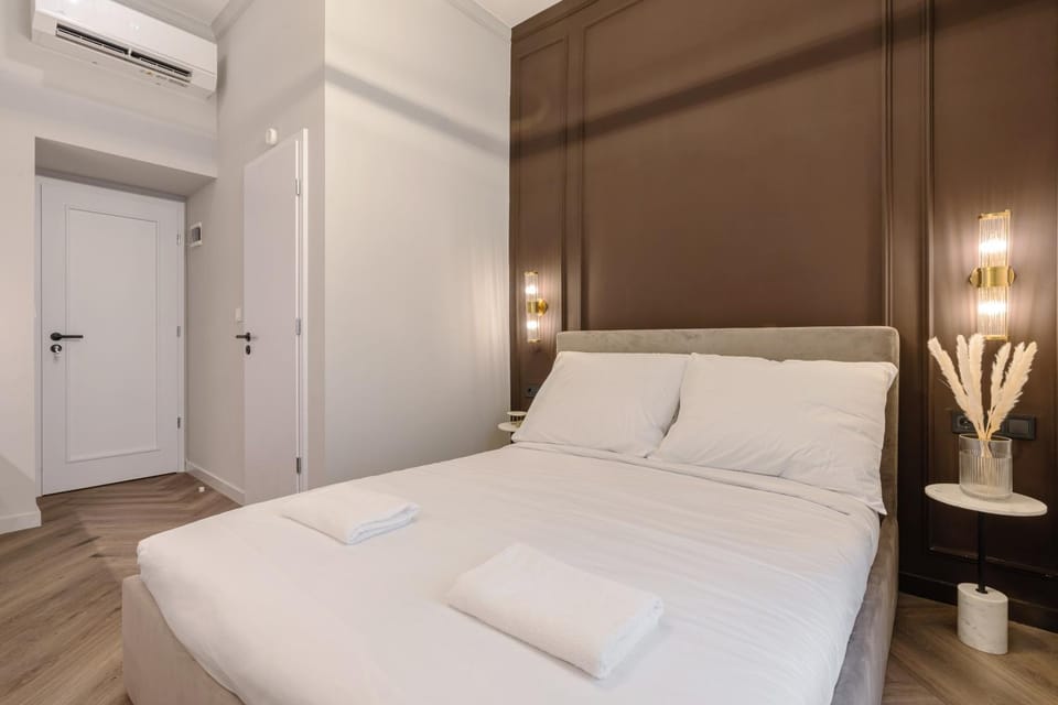 Bed, Bedroom, towels