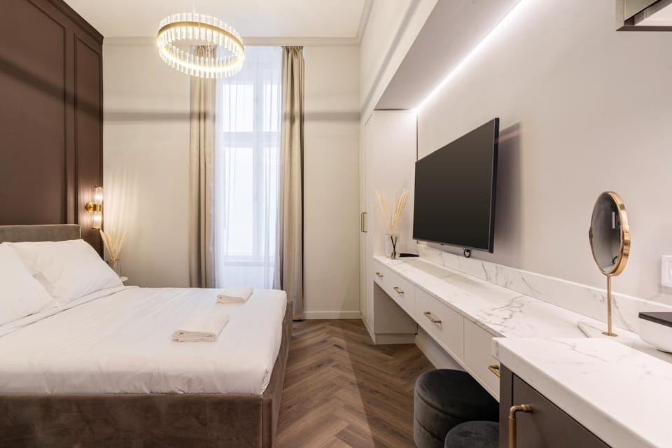 Bed, TV and multimedia, Photo of the whole room, Bedroom, towels
