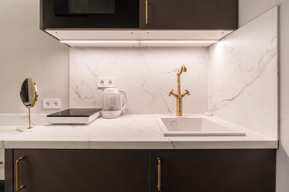 Coffee/tea facilities, Kitchen or kitchenette, stove