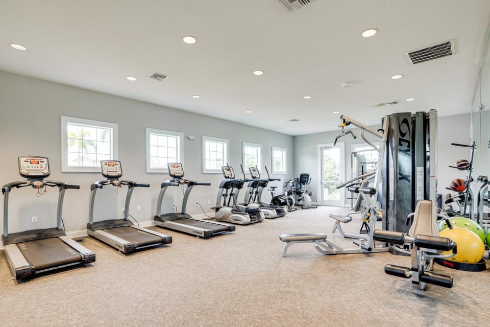 4 Mi to Brandon Exchange: Resort-Style Townhome! House in Tampa