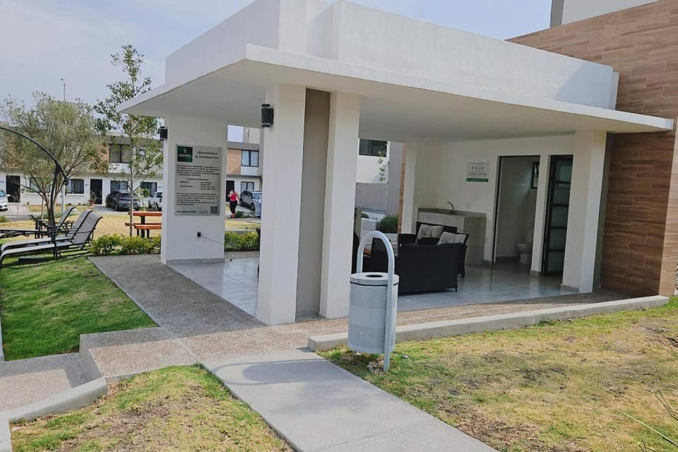 Tu espacio ideal en Intercity Urban Corridor House in State of Querétaro