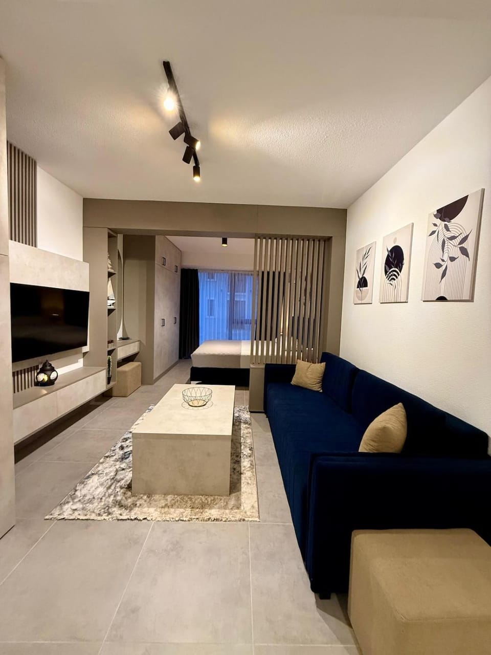 Bed, TV and multimedia, Photo of the whole room, Seating area, Bedroom