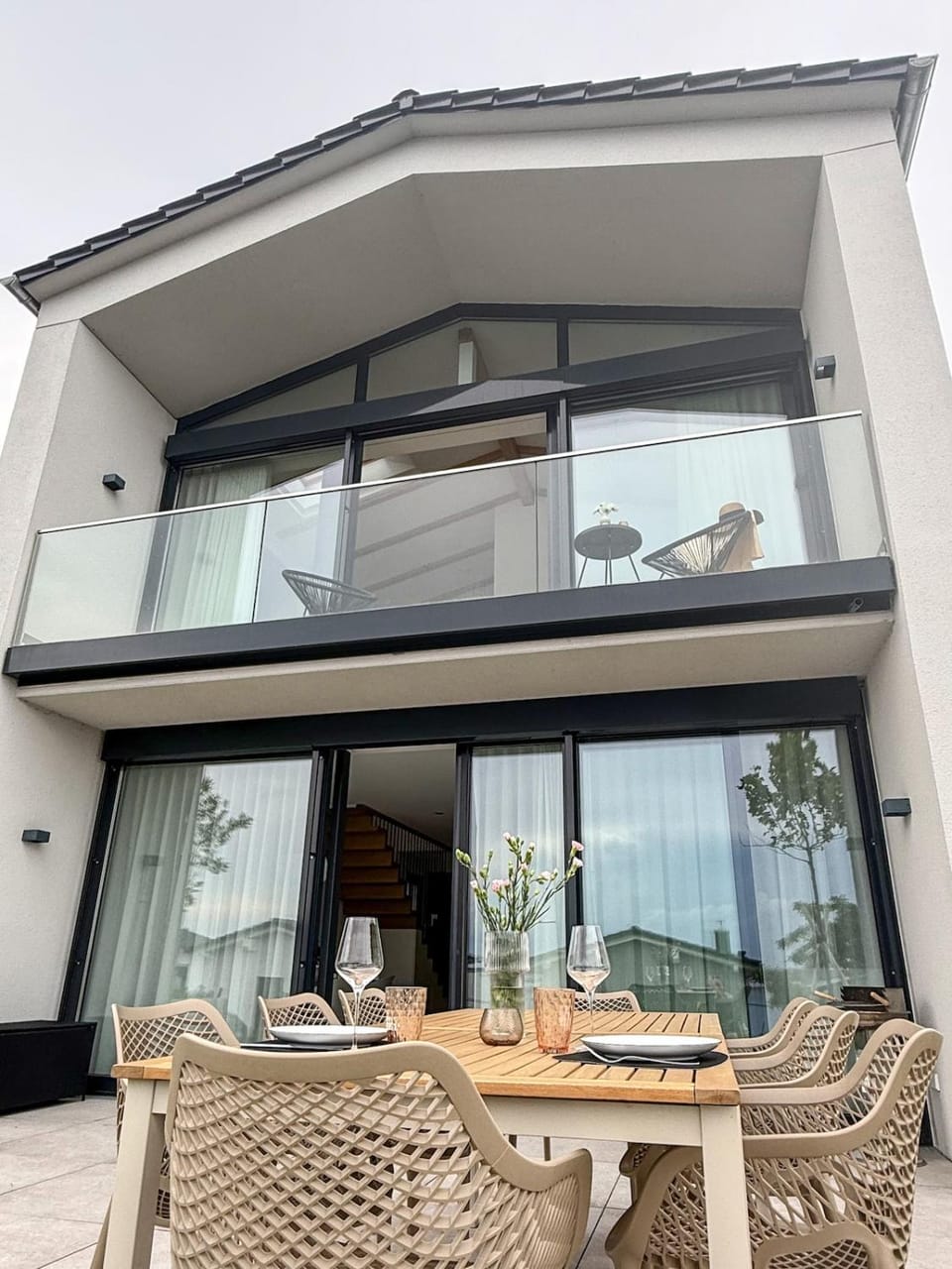 Property building, Balcony/Terrace, Seating area