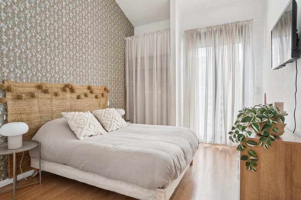 Bed, TV and multimedia, Photo of the whole room, Bedroom