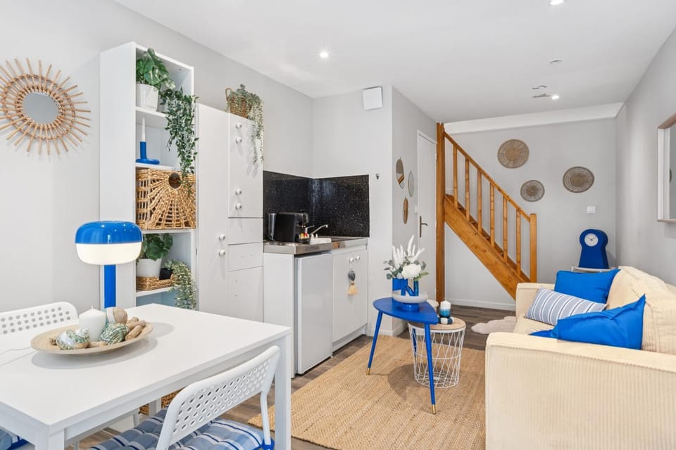 Kitchen or kitchenette, Living room, Seating area, Dining area