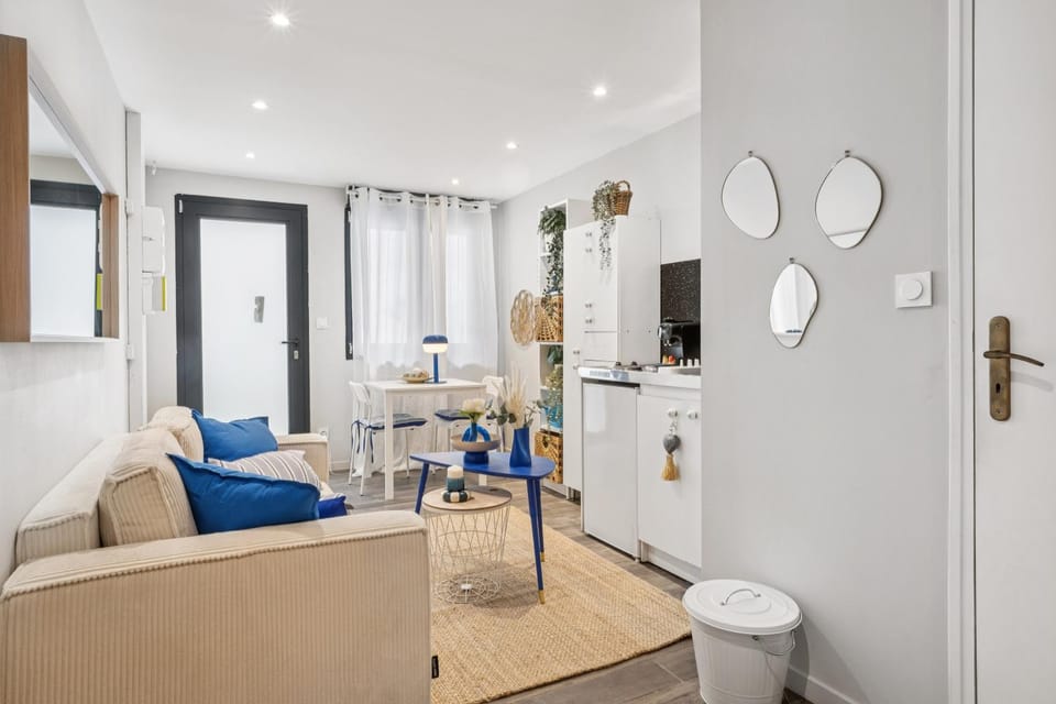 TV and multimedia, Kitchen or kitchenette, Living room, Seating area, Dining area