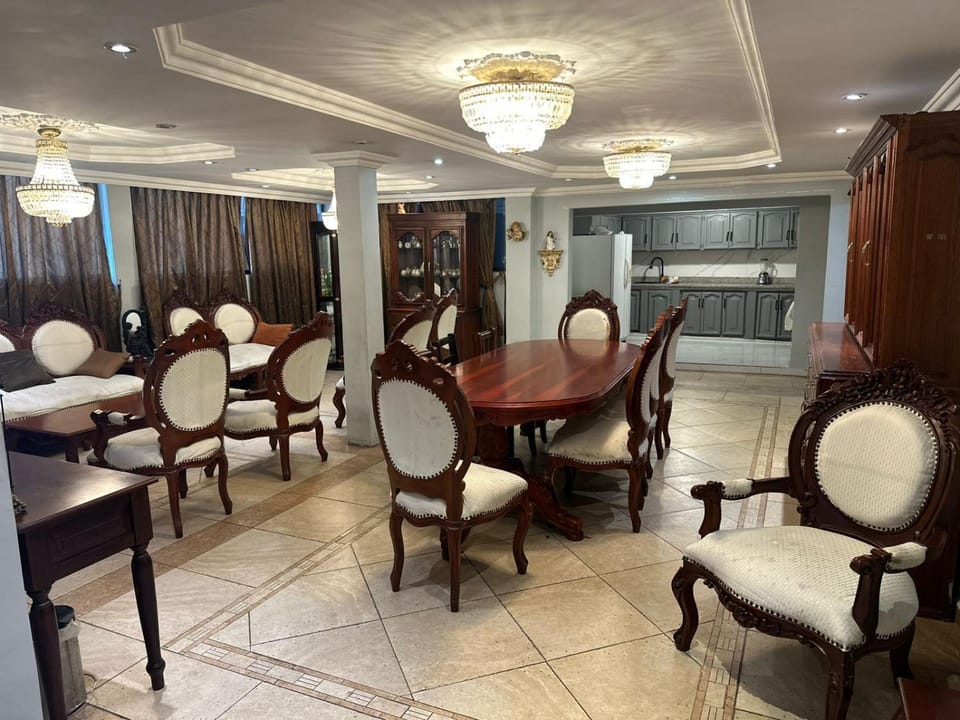 Kitchen or kitchenette, Living room, Seating area, Dining area