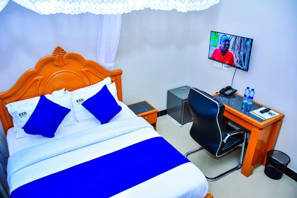 Bed, TV and multimedia, Photo of the whole room, Bedroom