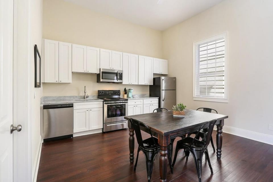 Coffee/tea facilities, Kitchen or kitchenette, Dining area, dishwasher, oven, stove, toaster